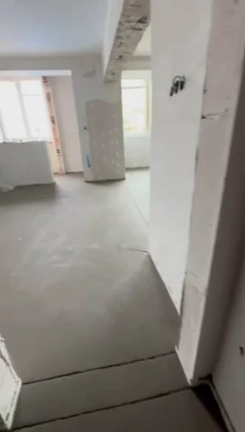 Загладена подова замазка между помещения